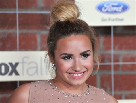 Demi Lovatos 22 Best Hair Moments Of All Time Hairstylecamp