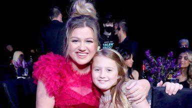 Kelly Clarkson brings daughter River, 8, to People’s Choice Awards ...