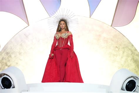 The Story Behind Beyonc S Epic Dubai Performance Looks Vogue France