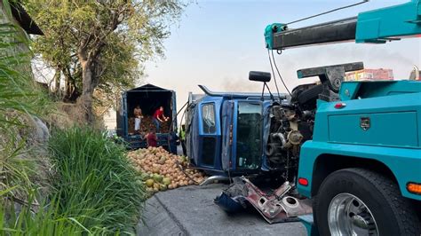 La Jornada Vuelca Cami N Cargado De Cocos En Autopista M Xico