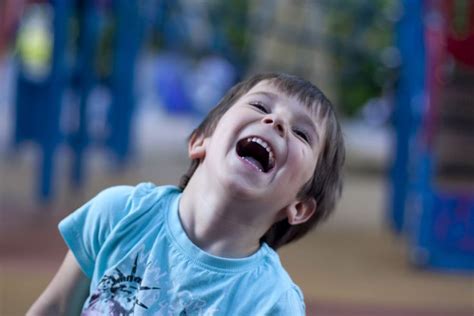 Niño riendo en el parque Chistes para niños Niños riendo Imagenes