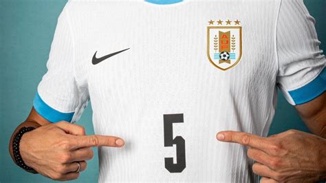 Uruguay Sorprende Con La Vestimenta Ante Bolivia Juega Con Camiseta