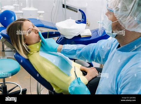 Cubiertas de dientes fotografías e imágenes de alta resolución Alamy