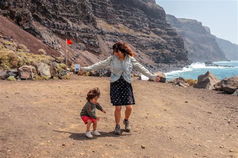 Mère Et Fils Riant Avec Le Vent Sur La Plage De Verodal Sur L île D el