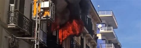 Incendio Al Vomero In Fiamme Appartamento In Via Merliani Traffico In