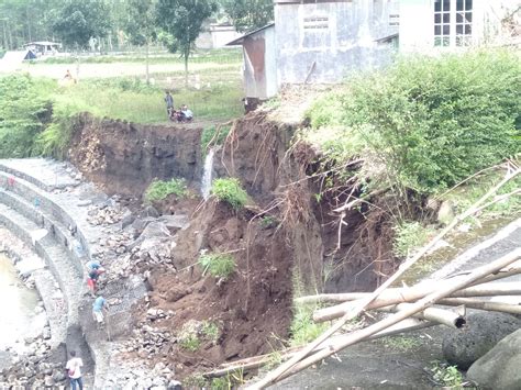 Rawan Bencana Longsor Warga Di Bantaran Sungai Kalipelus Arcawinangun