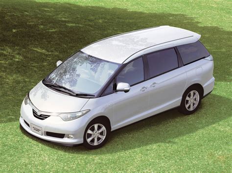 Toyota Hybrid Minivan Photo Gallery #1/10