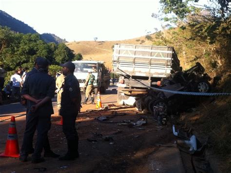 G Acidente Entre Carro E Caminh O Deixa Mortos E Feridos Na Mgc