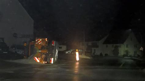 Streufahrzeug Kippt In Hattenburg Um