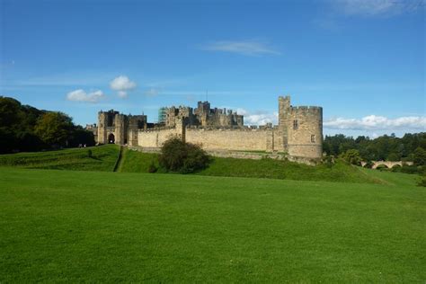 Solve Alnwick Castle Scotland Jigsaw Puzzle Online With 70 Pieces