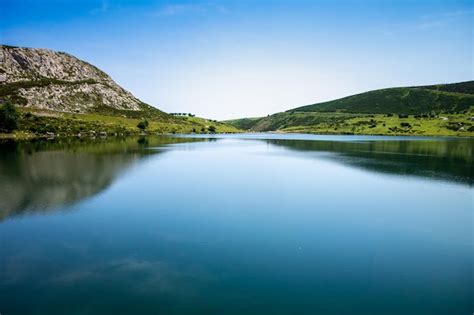 Lago Enol En Picos De Europa Asturias Espa A Foto Premium