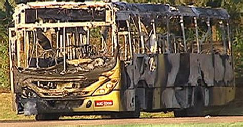 G1 Duas pessoas ficam feridas após ônibus ser incendiado em Londrina