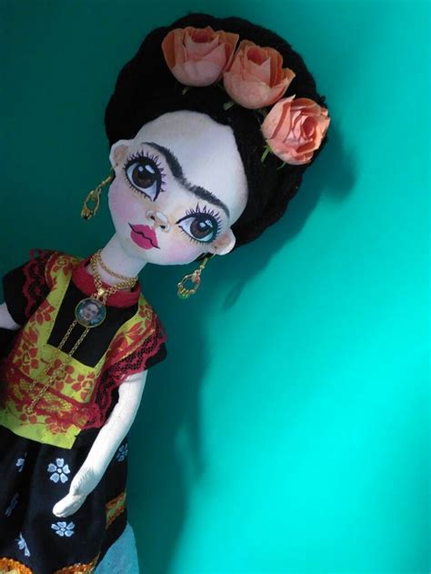 Fridita Vogue Muñequita de tela inspirada en La pintora mexicana Frida