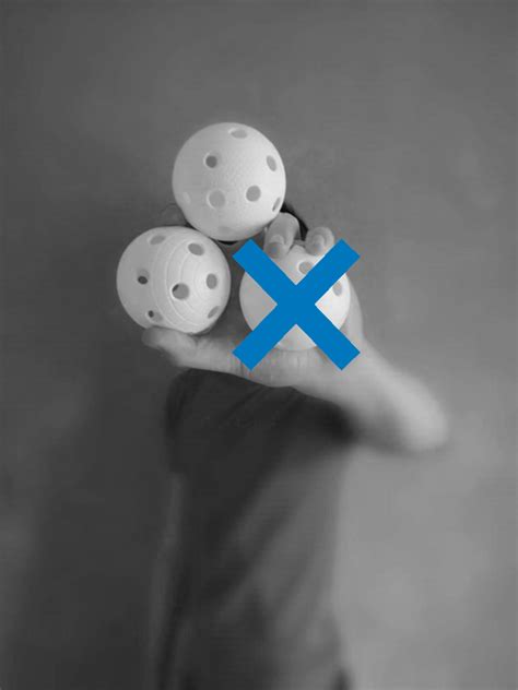 Juggling 2 Balls 1 Hand - Between-The-Posts