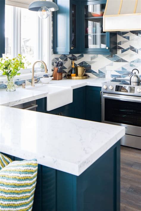 24+ Inspiring White Countertops With Blue Cabinets