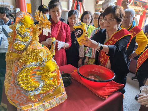 神聖溫馨的南瑤宮笨港進香換龍袍 原汁原味呈現