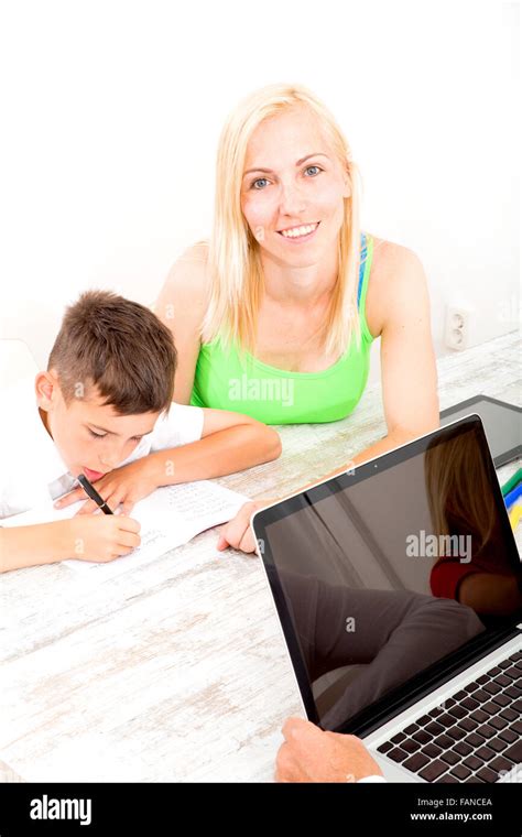 Una Madre Ayudando A Su Hijo Con Sus Deberes Fotograf A De Stock Alamy