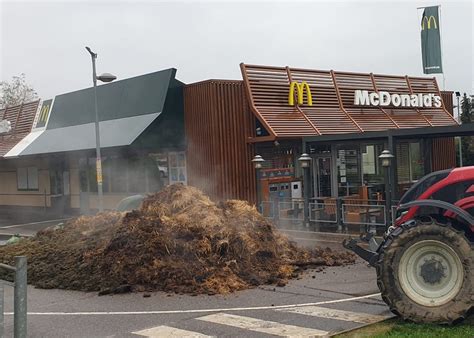 Protesty rolników we Francji Tony obornika przed fastfoodami Dość