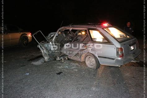 Auto se estrella contra poste un prensado FOTOGALERÍA