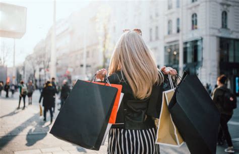3,000+ Shopping Mall Shopping Retail Selfie Stock Photos, Pictures