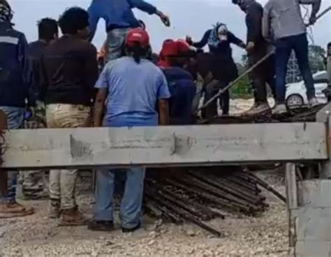 Dos trabajadores lesionados por el colapso de una estructura metálica