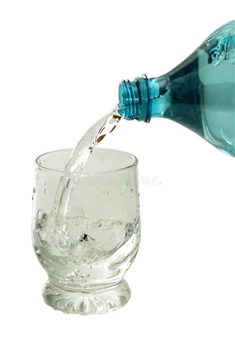 Flasche Wasser und Glas stockbild Bild von flüssigkeit 37717173