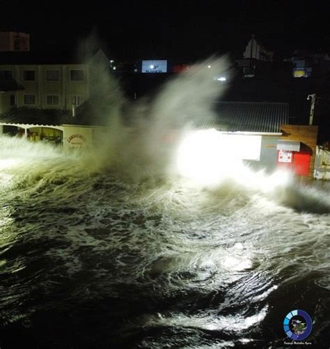 Ressaca mar invade orla de praias do Paraná e de São Paulo