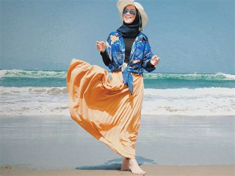 5 Ide Outfit Hijab Liburan Ke Pantai Ala Selebgram Simpel Dan Nyaman