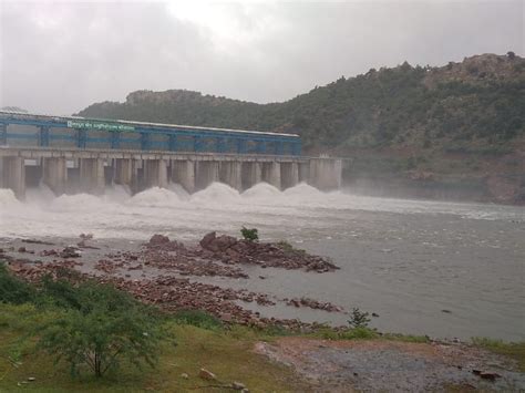 सुजारा बांध से पानी छोड़ने से धसान में बढ़ा पानी नदी किनारे के गांवों