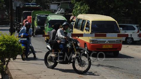 Aksi Nekat Pengendara Motor Terobos Palang Pintu Kereta Di Cicalengka