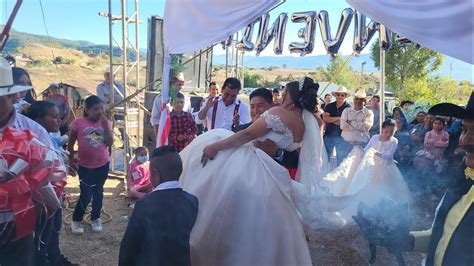 El Novio Cargando La Novia Boda La Batea San Juan Mixtepec Juxtlahuaca