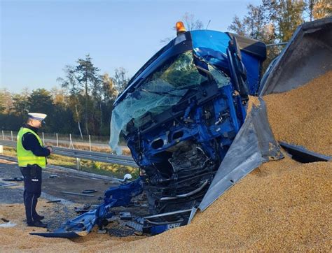 Wypadek na S17 Zderzenie trzech ciężarówek Duże utrudnienia na drodze