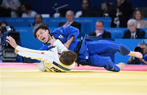 男子66キロ級準決勝で、モルドバ選手から技ありを奪う阿部一二三（撮影・中村太一） 阿部一二三、柔道男子66キロ級で連覇 妹は2回戦敗退