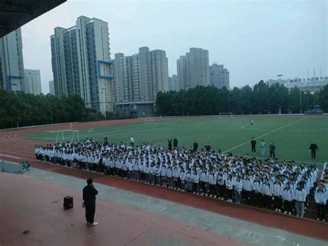 踏浪前行风正劲 目光高远向未来记高二年级晨会秋风习惯宋柏熹