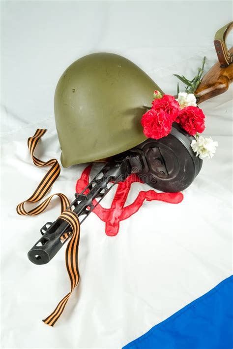 Flores E Equipamento Do Ex Rcito Foto De Stock Imagem De Chap U