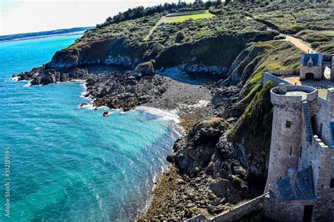 Vu Sur Une Partie Du Fort La Latte Sa C Te Meraude Une Petite Plage En