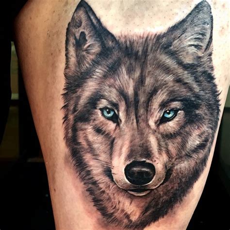 Tatuaje de un lobo de estilo black and grey situado en