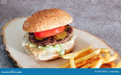 Closeup De Hamburger Savoureux Avec Frites Tomate Et Cornichon De