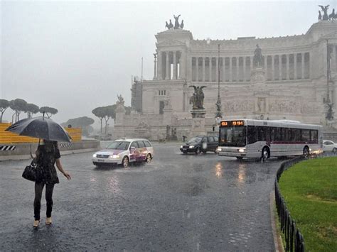 Meteo Roma oggi pioggia e schiarite Lunedì 23 e Martedì 24 sereno