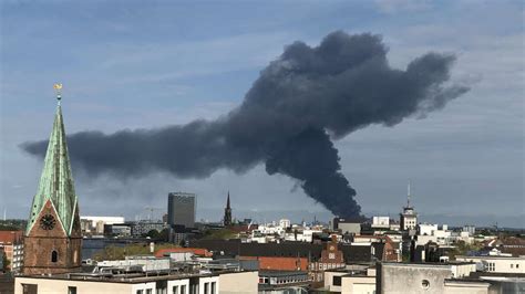 Großbrand in Bremen Lagerhallen gehen in Flammen auf riesige Rauchwolke