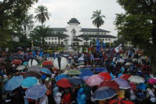 Unjuk Rasa Buruh Di Depan Gedung Sate Bandung Datatempo