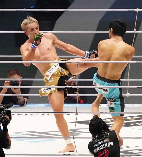 ＜超rizin3＞勝利を喜ぶ久保（左）とサラ（撮影・島崎忠彦） ― スポニチ Sponichi Annex 格闘技