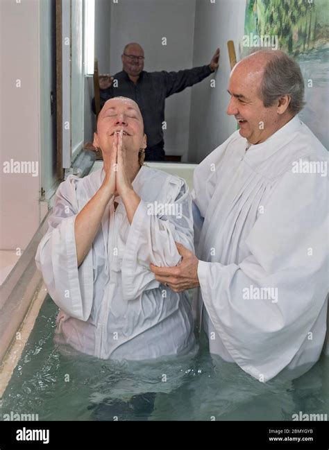 Baptizing Jesus Fotos Und Bildmaterial In Hoher Auflösung Alamy