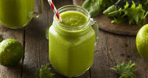 Jus détox aux épinards brocoli pomme et citron vert