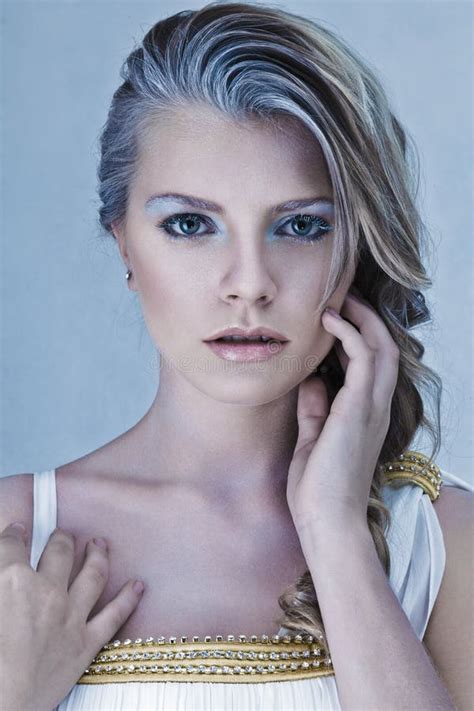 Mooie Jonge Blonde Vrouw Stock Foto Image Of Wijfje 22250078