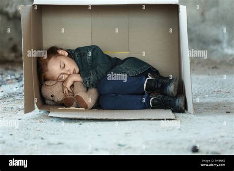 Pauvre Petite Fille Dormir Dans Bo Te En Carton Sur La Rue Photo Stock