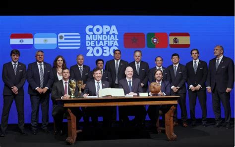 Los Presidentes De Paraguay Y Uruguay Junto Con Gianni Infantino