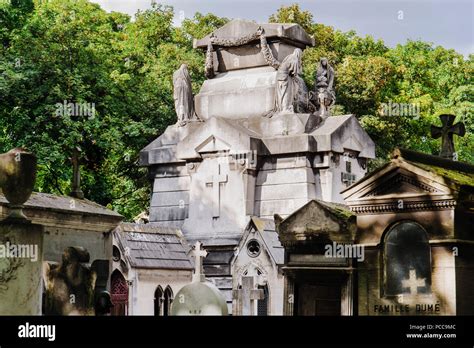 Montmartre Cemetery Hi Res Stock Photography And Images Alamy