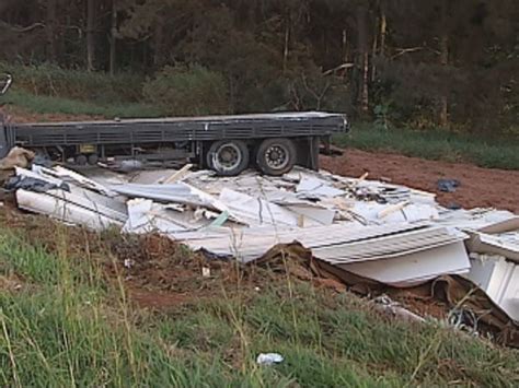 G1 Motorista Fica Ferido Após Caminhão Tombar Em Pederneiras