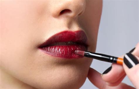 How To Correctly Apply Lipstick